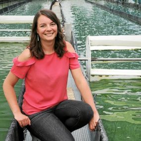 Fanny Matner ouvre sa ferme de spiruline aux visiteurs du 4 juin à fin septembre le samedi matin de 10 h à 12 h, la jeune femme dans les bassins de production de son exploitation.